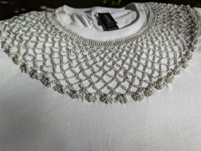 Tricou brodat guler cu mărgele