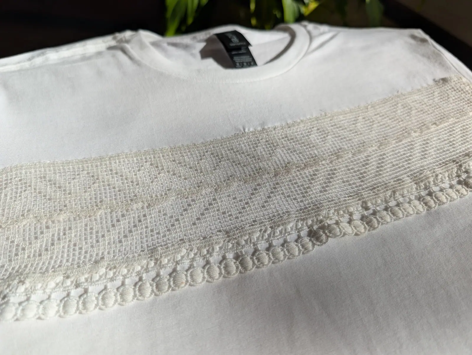 Tricou brodat bandă macrame
