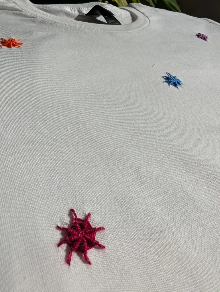 Tricou brodat cu steluțe în diverse culori