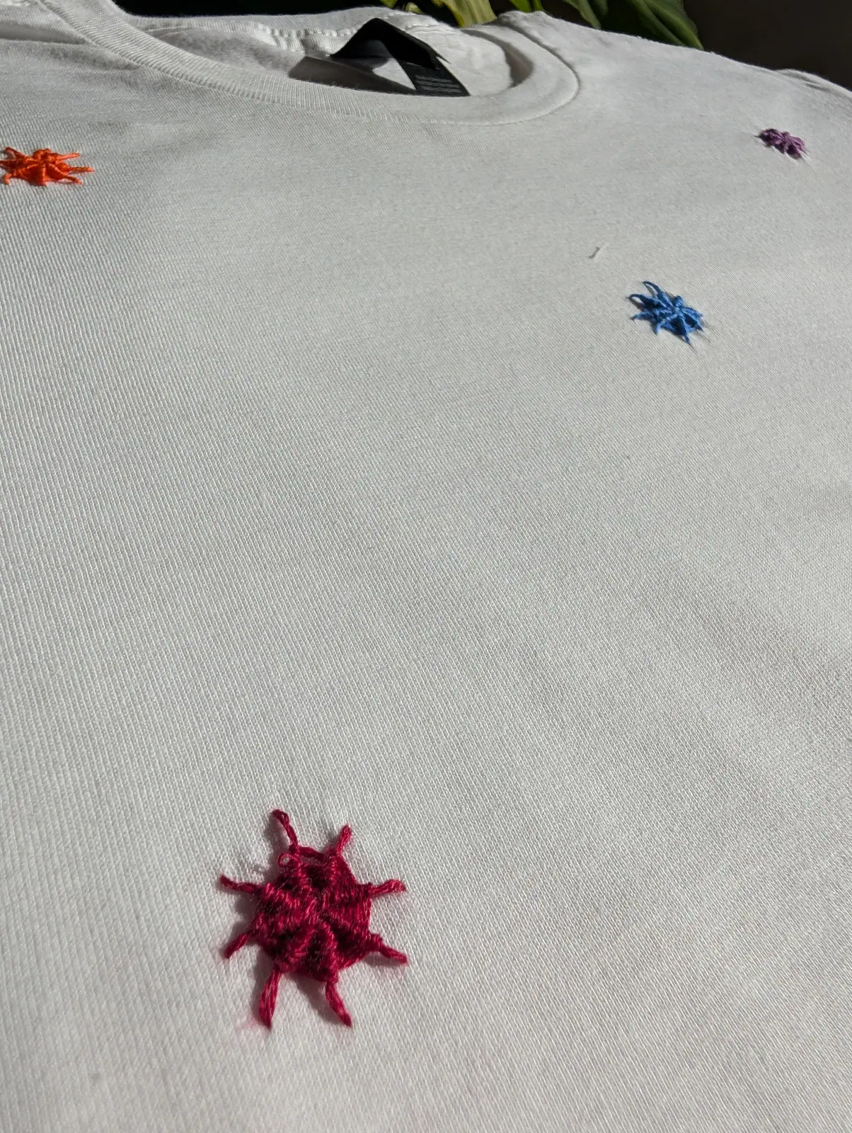 Tricou brodat cu steluțe în diverse culori