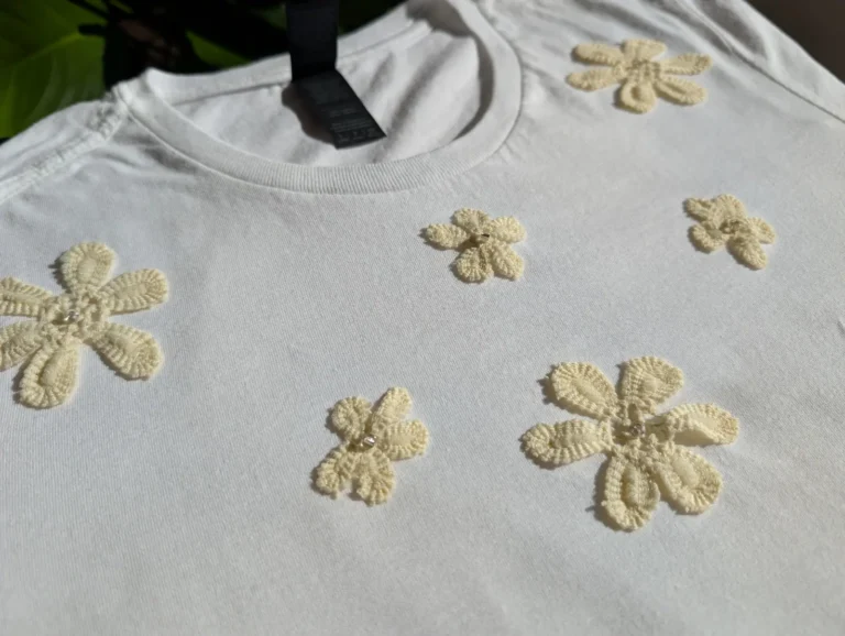 Tricou brodat flori albe