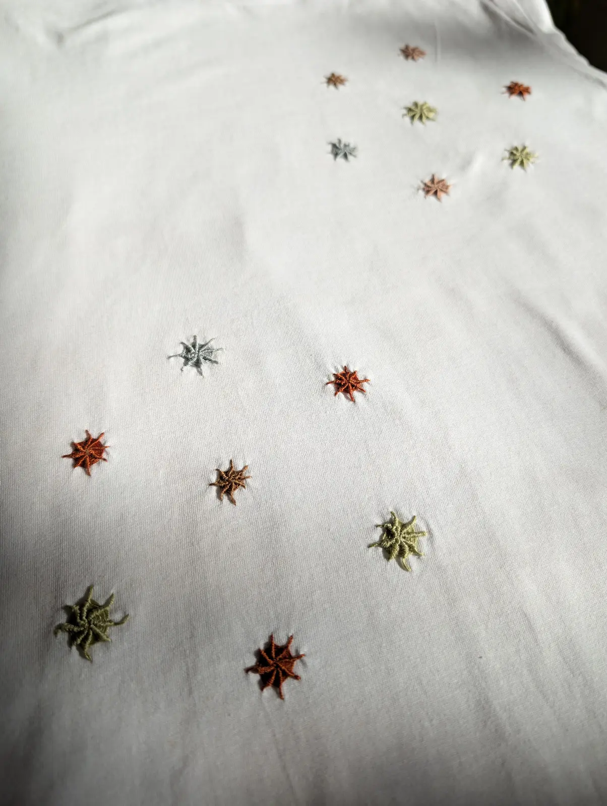 Tricou brodat steluțe multicolore