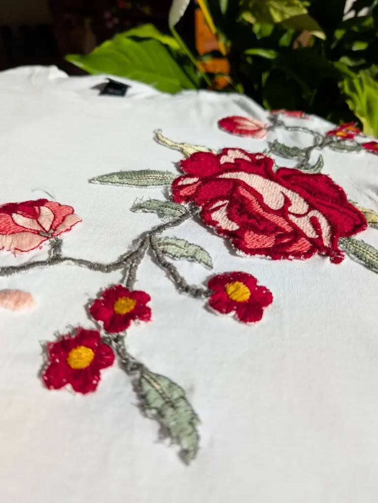 Tricou brodat cu trandafir