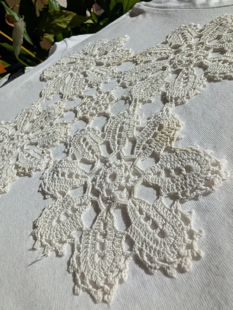 Tricou brodat flori macrame