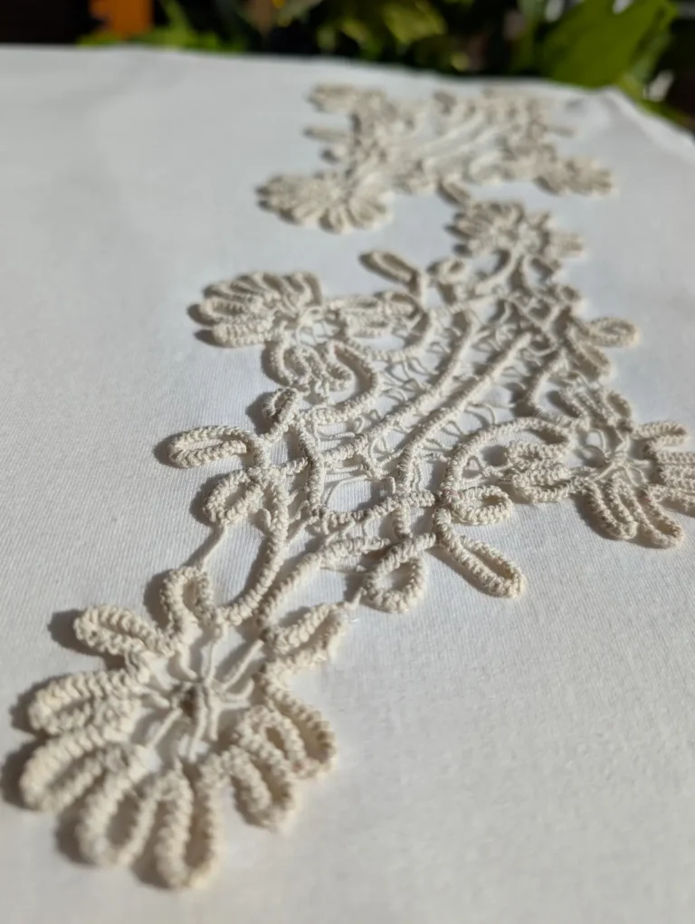 Tricou brodat macrame