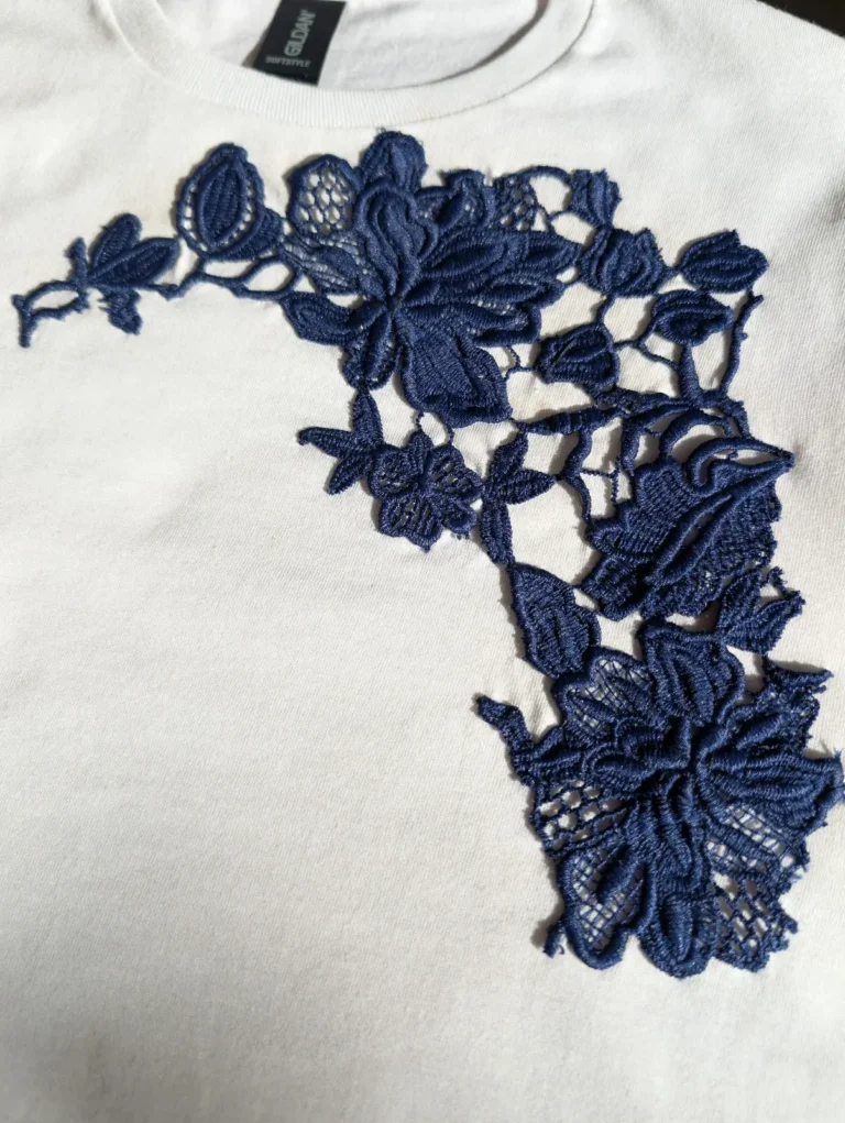 Tricou brodat flori bleumarin