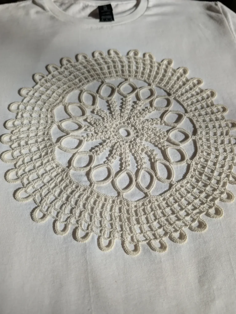Tricou brodat rozetă macrame
