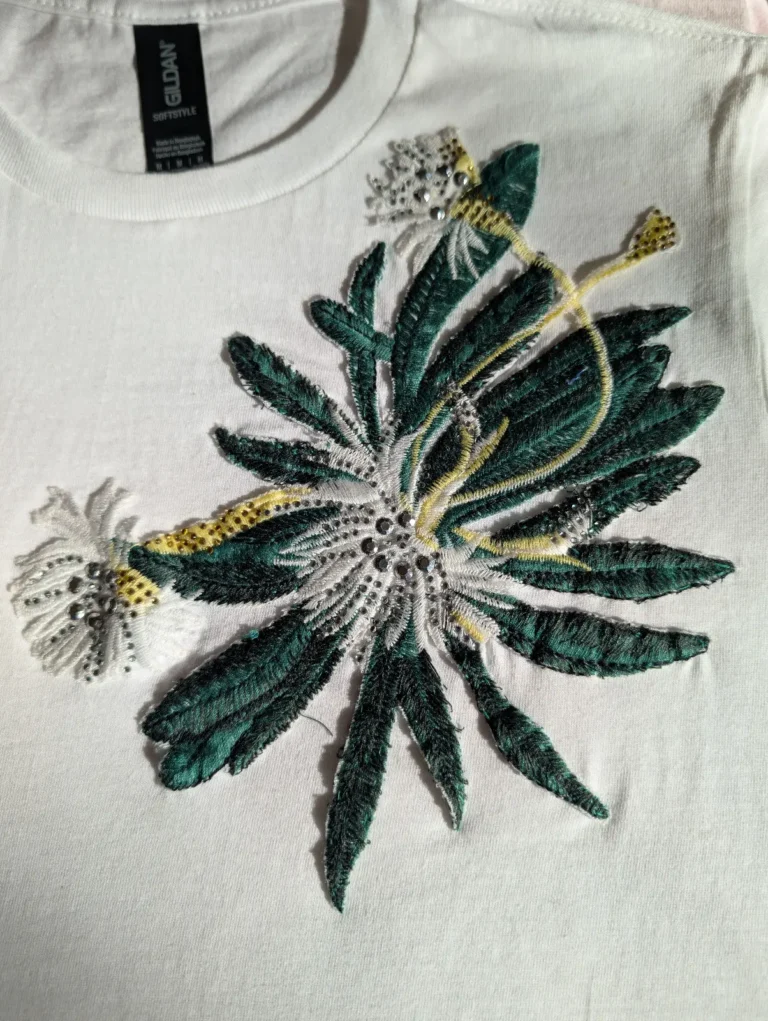 Tricou brodat flori verzi