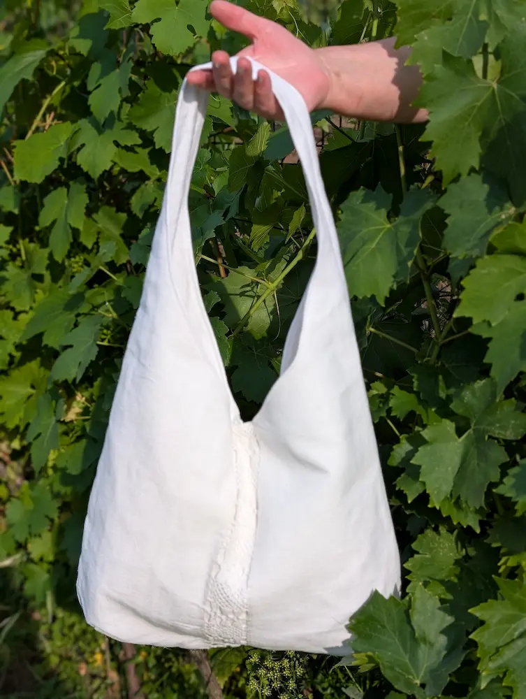 Geantă rustică din pânză albă cu dantelă albă în stil tradițional, din colecția de de Sânziene