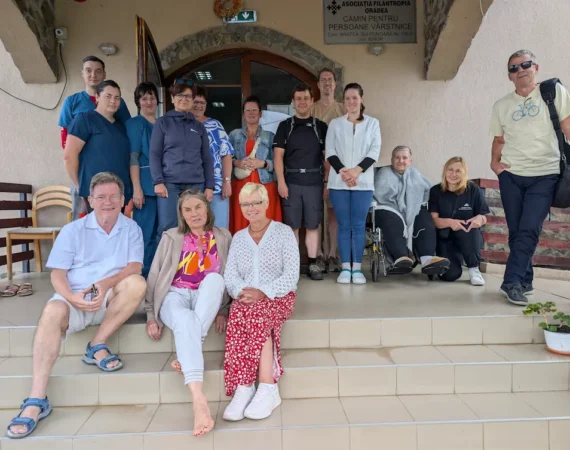Delegația germană discutând despre asistența socială la Căminul pentru Persoane Vârstnice Ponoară