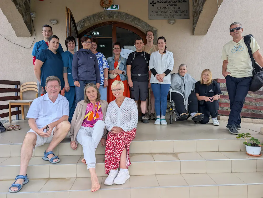 Delegația germană discutând despre asistența socială la Căminul pentru Persoane Vârstnice Ponoară