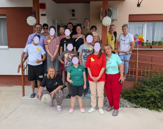 Delegația germană alături de copiii de la Casa Curcubeu Oradea