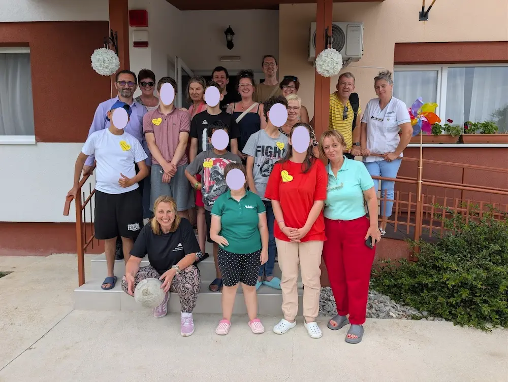Delegația germană alături de copiii de la Casa Curcubeu Oradea