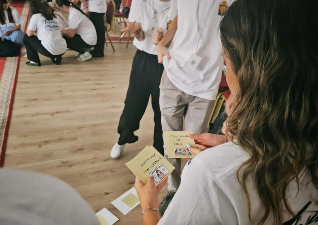 Tineri participând la un atelier de educație nonformală în Tabăra Tradiție și Noutate de la Oradea.