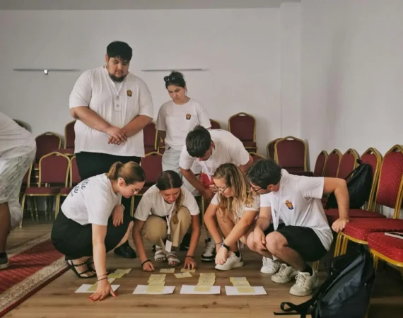 Tineri participând la un atelier de educație nonformală în Tabăra Tradiție și Noutate de la Oradea.