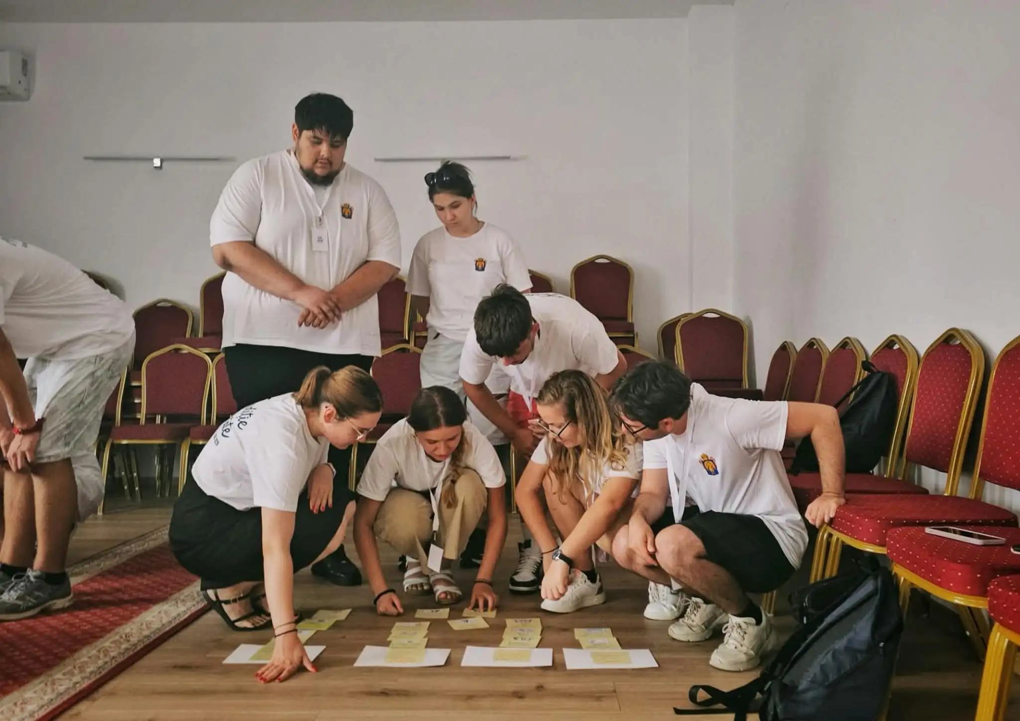 Tineri participând la un atelier de educație nonformală în Tabăra Tradiție și Noutate de la Oradea.