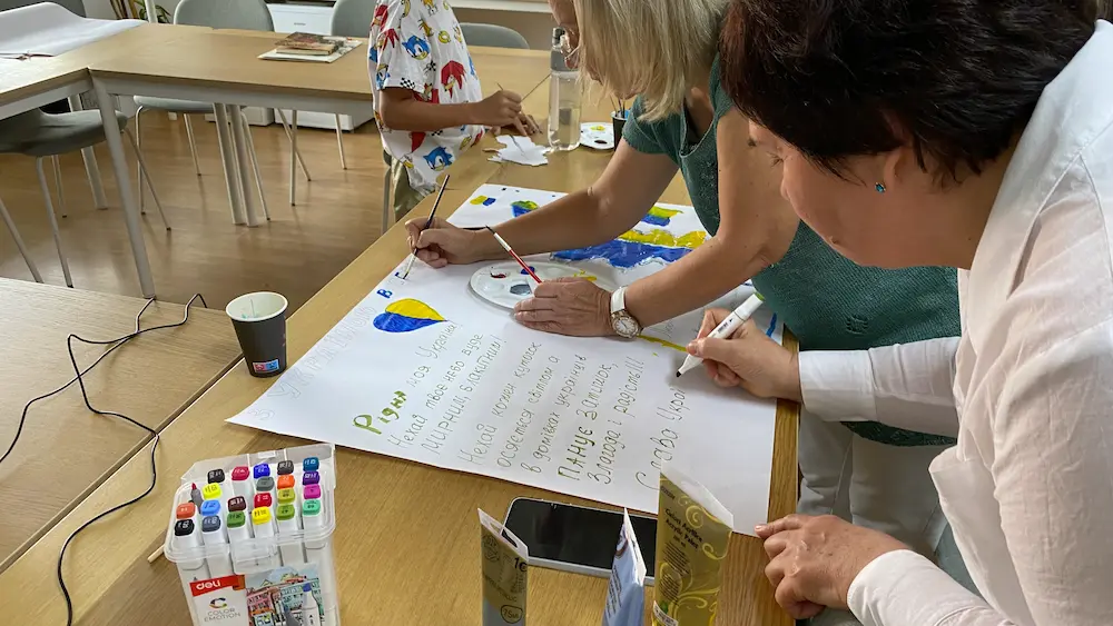 Culorile păcii și speranței surprinse în cadrul unui atelier de pictură pentru refugiații ucraineni
