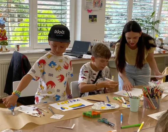 Copii și adulți la noul atelier de pictură pentru refugiații ucraineni organizat de Filantropia Oradea