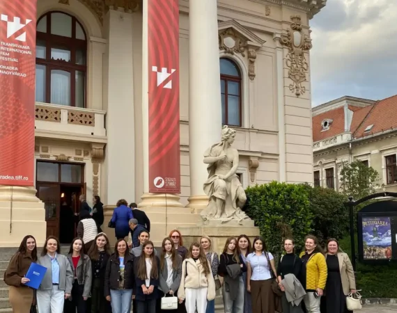 Grup de beneficiari participând la un spectacol de teatru pentru refugiații ucraineni la Oradea