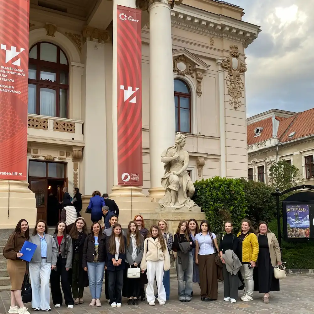 Grup de beneficiari participând la un spectacol de teatru pentru refugiații ucraineni la Oradea