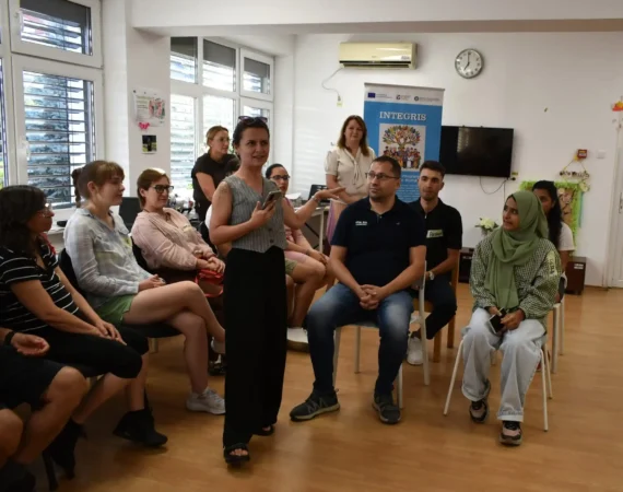 Participanți zâmbind la un atelier de improvizație pentru migranți organizat de Filantropia Oradea