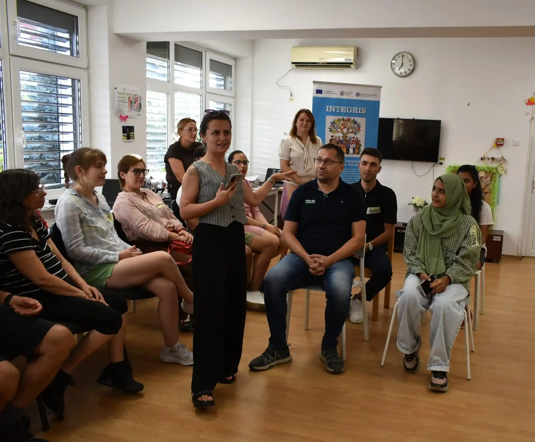 Participanți zâmbind la un atelier de improvizație pentru migranți organizat de Filantropia Oradea