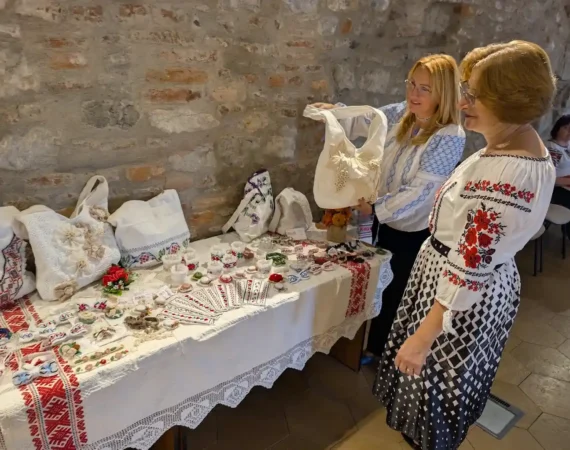 Femeie prezentând accesorii retro materiale tradiționale la Oradea.