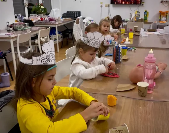 Copii ucraineni modelând pizza din plastilină la un atelier creativitate IncludE-UA2 organizat de Asociația Filantropia Oradea