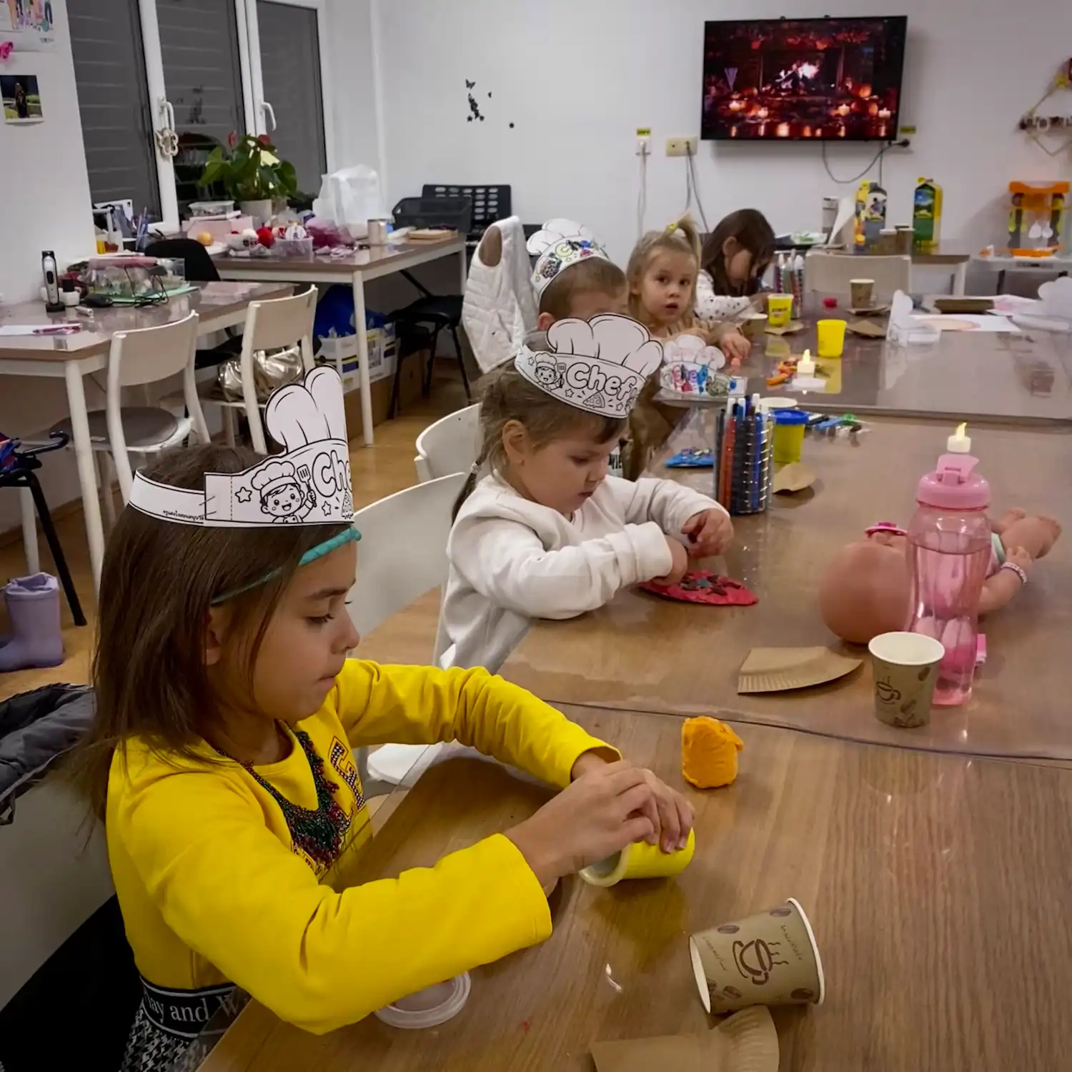 Copii ucraineni modelând pizza din plastilină la un atelier creativitate IncludE-UA2 organizat de Asociația Filantropia Oradea