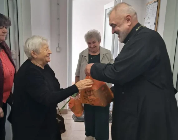 Seniori și copii participând la un eveniment organizat de Serviciul de Asistență Comunitară din Aleșd de Ziua Persoanelor Vârstnice
