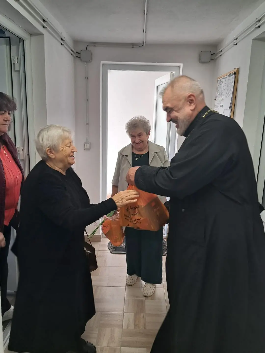 Seniori și copii participând la un eveniment organizat de Serviciul de Asistență Comunitară din Aleșd de Ziua Persoanelor Vârstnice