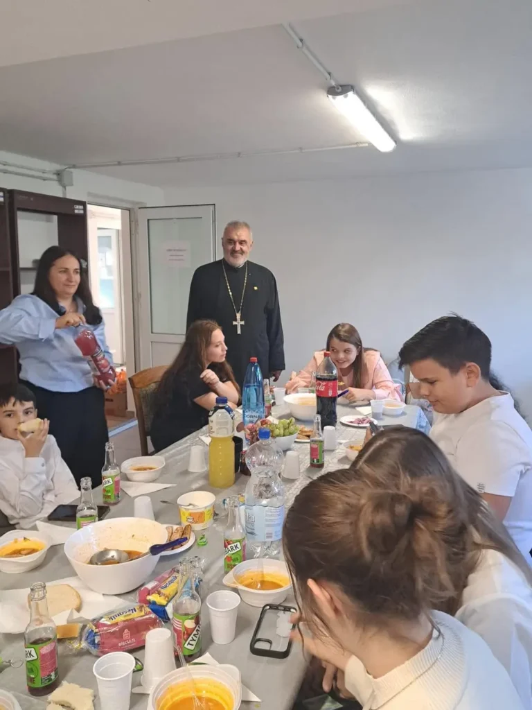 Seniori și copii participând la un eveniment organizat de Serviciul de Asistență Comunitară din Aleșd de Ziua Persoanelor Vârstnice
